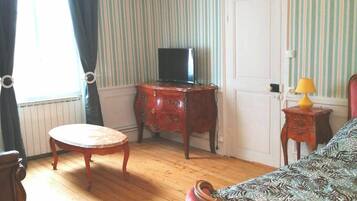 5 slaapkamers, een strijkplank/strijkijzer, internet, beddengoed