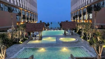 3 kolam renang outdoor, dengan cabana gratis dan payung kolam renang
