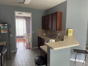 Kylskåp, mikrovågsugn, ugn och spishäll