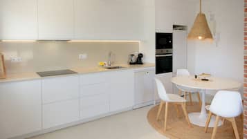 Fridge, oven, dishwasher, coffee/tea maker