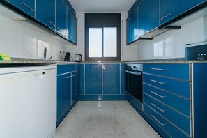 Fridge, oven, dishwasher, coffee/tea maker