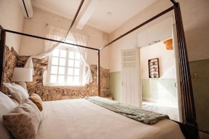 2 bedrooms, internet, bed sheets