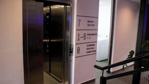Hissi, jossa on digitaalinen näyttö ja kyltti, joka osoittaa katolle sijoittuvan oleskelualueen.