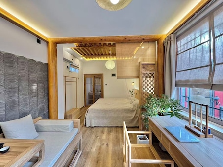 Decoración personalizada, muebles diferentes y escritorio . Beijing Hejiali Siheyuan Near Tiananm