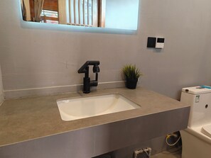 Family Twin Room | Bathroom | Free toiletries, towels, soap, shampoo