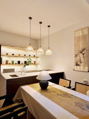 Individually decorated, individually furnished, desk, laptop workspace - Beijing Hejiali Siheyuan Near Tiananm (Beijing)
