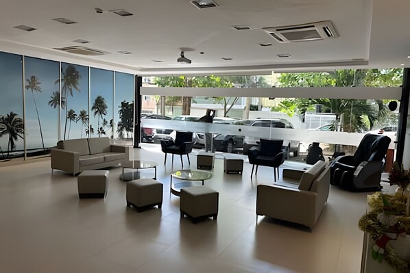 Eine moderne Lobby mit einer Couch, Sesseln und einem Couchtisch.