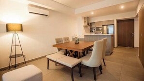Una cocina moderna con zona de comedor.