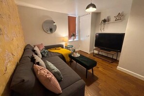TV - Fresh comfy space, feel at home. (Gravesend)
