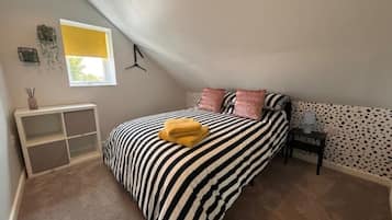 2 bedrooms, iron/ironing board, WiFi, bed sheets