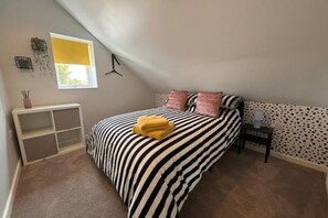 2 bedrooms, iron/ironing board, WiFi, bed sheets - Fresh comfy space, feel at home. (Gravesend)