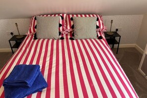 2 bedrooms, desk, iron/ironing board, WiFi - Fresh comfy space, feel at home. (Gravesend)