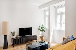 Appartement Classique, 3 chambres, non-fumeurs, balcon | Coin séjour | Télévision