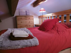 4 bedrooms, desk, iron/ironing board, WiFi