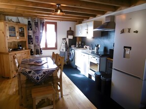 Kylskåp, mikrovågsugn, ugn och spishäll