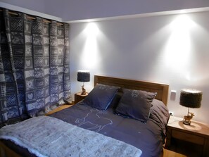 4 bedrooms, desk, iron/ironing board, WiFi