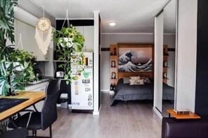 1 bedroom, Internet, bed sheets - Bright Studio with Large Desk Balcony, Hammock (Paraná)