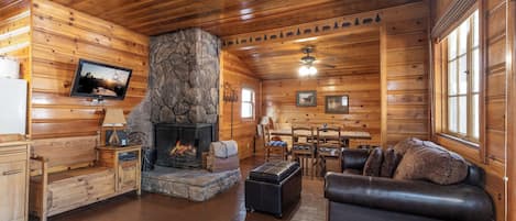 Cabaña Prestigio, 2 habitaciones, para no fumadores, cocina | Sala de estar | Smart TV de 35 pulgadas con canales digitales, chimenea y libros