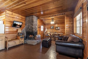 Signature Cabin, 2 Bedrooms, Non Smoking, Kitchen | Living room | 35-inch Smart TV with digital channels, fireplace, books