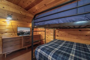 Signature Cabin, 2 Bedrooms, Non Smoking, Kitchen | Individually decorated, individually furnished, free WiFi, bed sheets