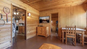 Signature Cabin, 2 Bedrooms, Non Smoking, Kitchen | Living room | 35-inch Smart TV with digital channels, fireplace, books