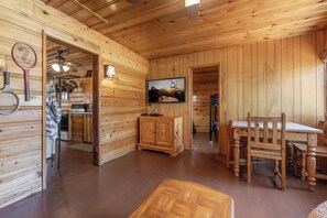 Signature-Ferienhütte, 2 Schlafzimmer, Nichtraucher, Küche | Wohnzimmer | 35-Zoll-Smart-TV mit Digitalempfang, Kamin, Bücher
