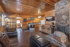 Signature Cabin, 2 Bedrooms, Non Smoking, Kitchen | Living room | 35-inch Smart TV with digital channels, fireplace, books