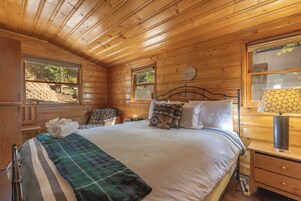 Signature Cabin, 2 Bedrooms, Non Smoking, Kitchen | Individually decorated, individually furnished, free WiFi, bed sheets