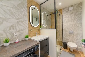 Sèche-cheveux, serviettes fournies