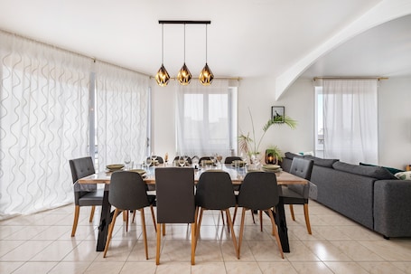 Dining. Gîte les Embruns de Portsall in Ploudalmezeau