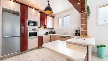 Frigorifero, microonde, forno, piano cottura