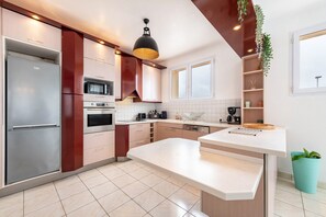 Refrigerador, microondas, horno, placa de cocina