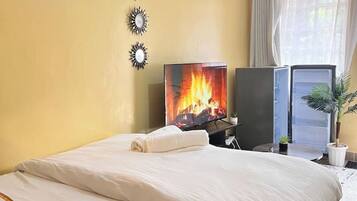 Tabla de planchar con plancha, wifi y ropa de cama