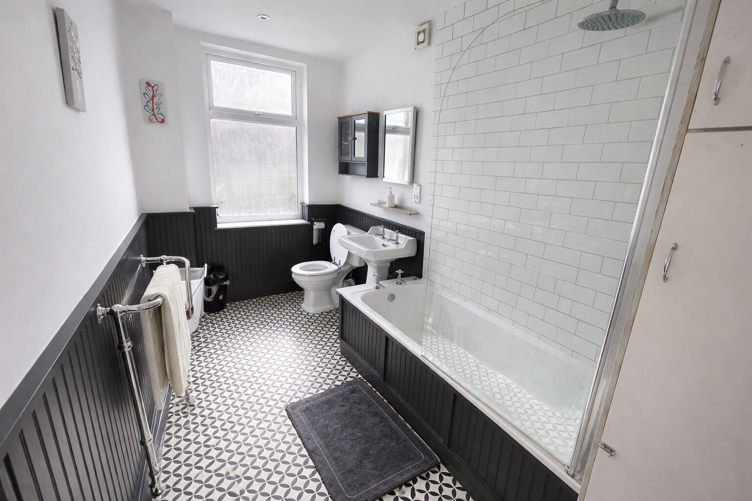 Haartrockner, Handtücher, Seife, Toilettenpapier