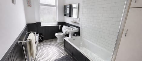 Secadora de cabello, toallas, jabón, papel de baño
