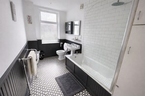 Sèche-cheveux, serviettes fournies, savon, papier toilette