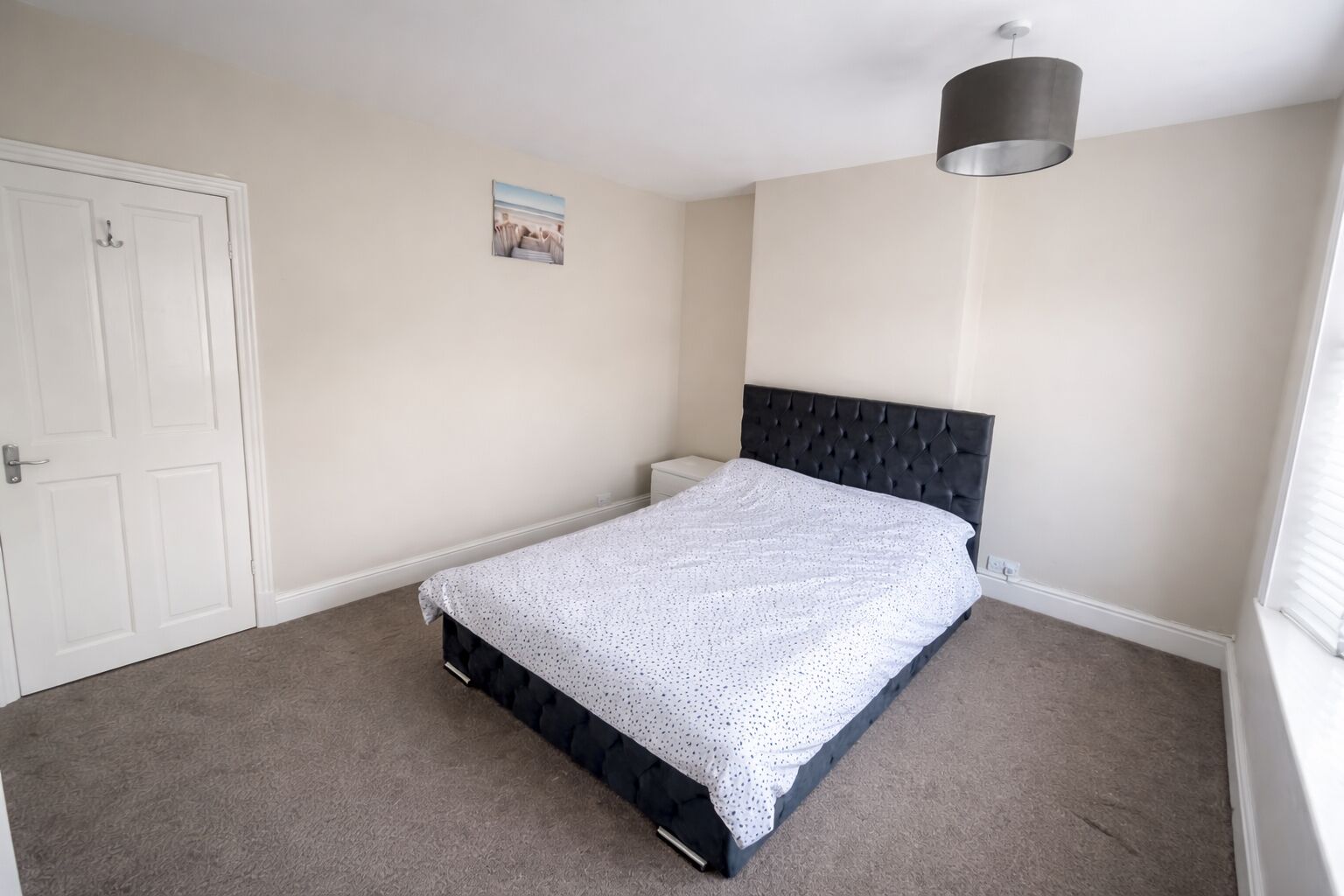 2 bedrooms, iron/ironing board, WiFi
