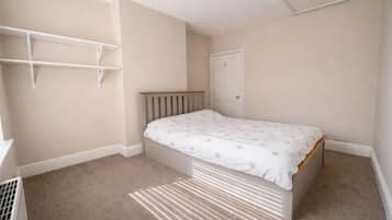 2 bedrooms, iron/ironing board, WiFi