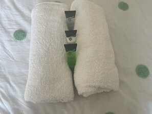 吹风机、毛巾、肥皂、卫生纸