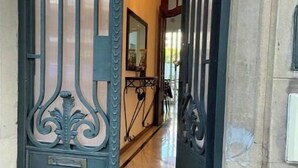 A hallway with a decorative metal gate, a chandelier, and a stone wall. - Renovated house Premium kitchen 3 Bed. Grill (Paraná)