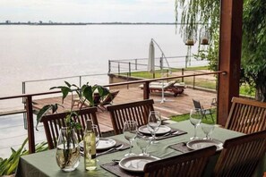 Outdoor dining - Southeast Asia on the Paraná River Parilla Pool (Paraná,)