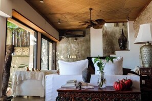 Interior - Southeast Asia on the Paraná River Parilla Pool (Paraná,)