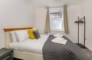 1 habitación, tabla de planchar con plancha, cuna de viaje y wifi 