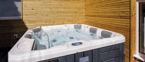 Tina de hidromasaje al aire libre