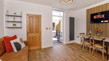 Una televisión, una oficina