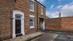 A brick building with a black door and windows, number 44. - Walpole Retreat - Hot Tub, Games Room, Sleeps 4 (York)