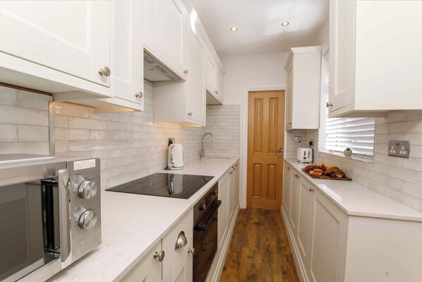 Refrigerador, microondas, horno y parrilla de estufa 