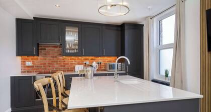 Walpole Getaway - Hot Tub, Games Room, Sleeps 8