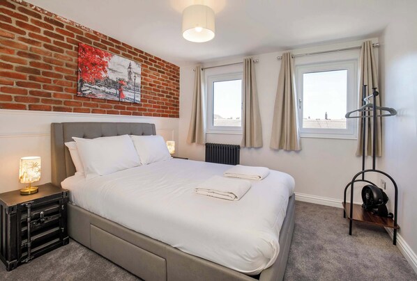 4 bedrooms, desk, iron/ironing board, travel cot