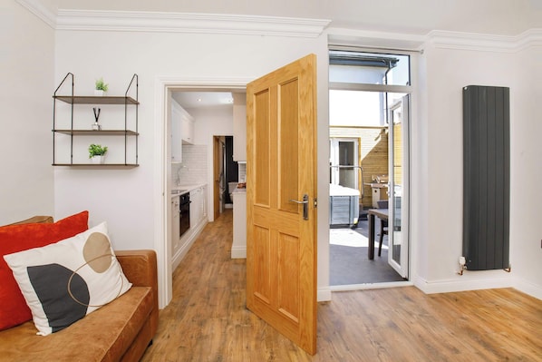 Télévision, cheminée, espaces bureaux